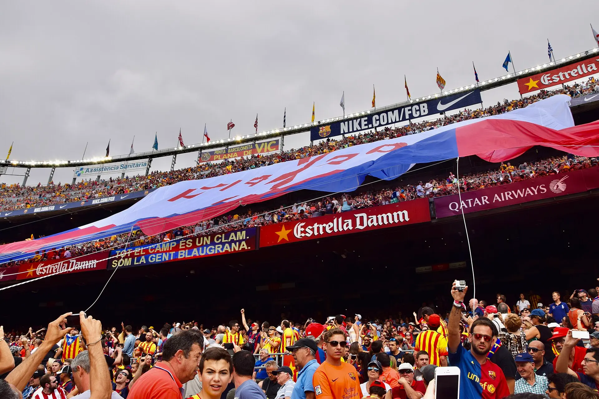 Keyring and Pin Set Spotify Camp Nou